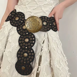 Statement bälte  - Säljer detta unika statement-bälte från Bershka i svart och guld. Bältet består av flera sammanlänkade cirkulära plattor med detaljerade guldfärgade mönster och nitar, vilket ger en bohemisk och vintageinspirerad look. Perfekt för att lyfta en enkel klänning eller ge en edgy touch till din outfit! Justerbar passform. Använt få gånger och i mycket fint skick. Kan skickas eller mötas upp beroende på plats. ✨