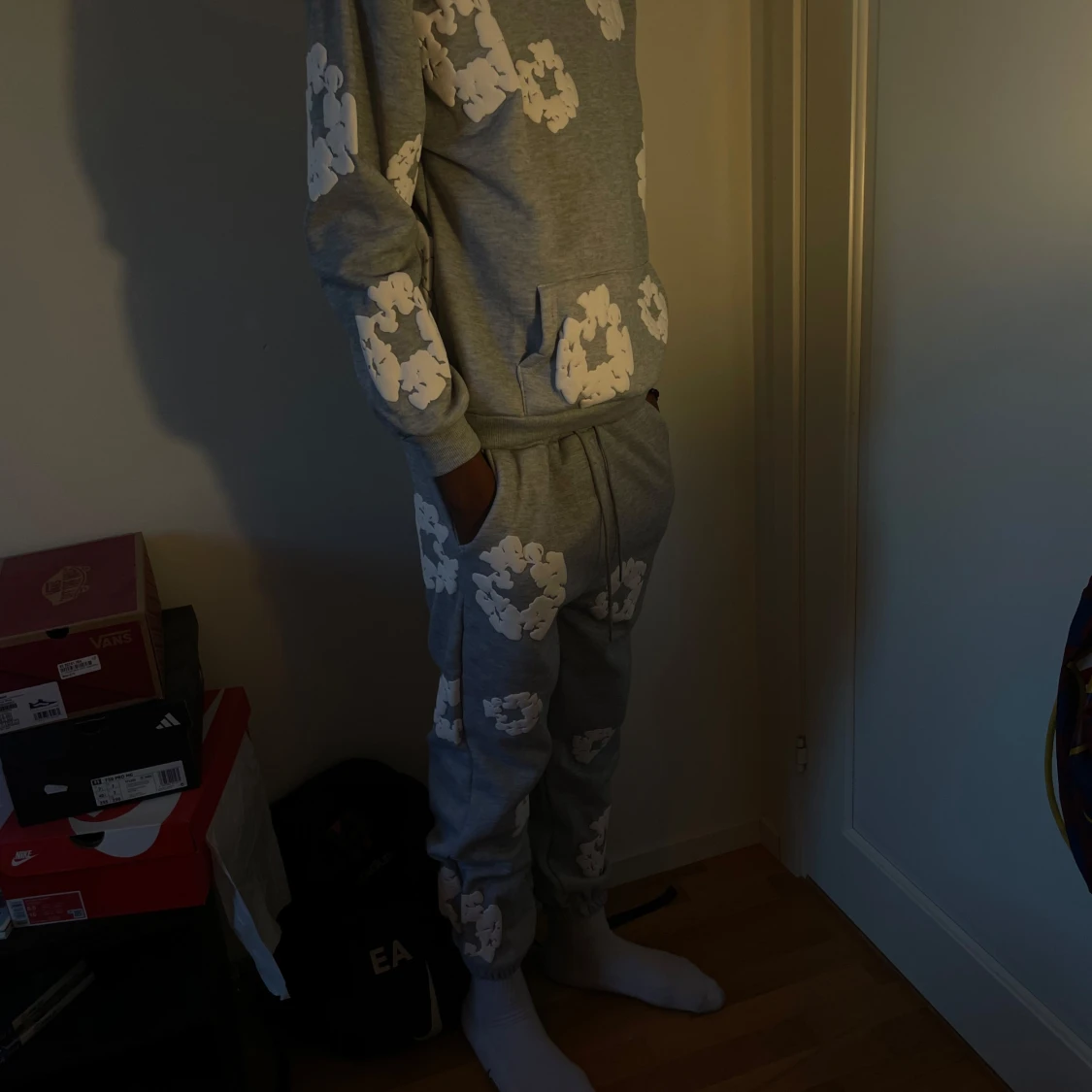 Grå hoodie och byxor från Denim Tears - 2