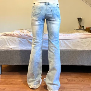Jeans  - Midjemått: 36cm, innerbenslängd: 80cm 