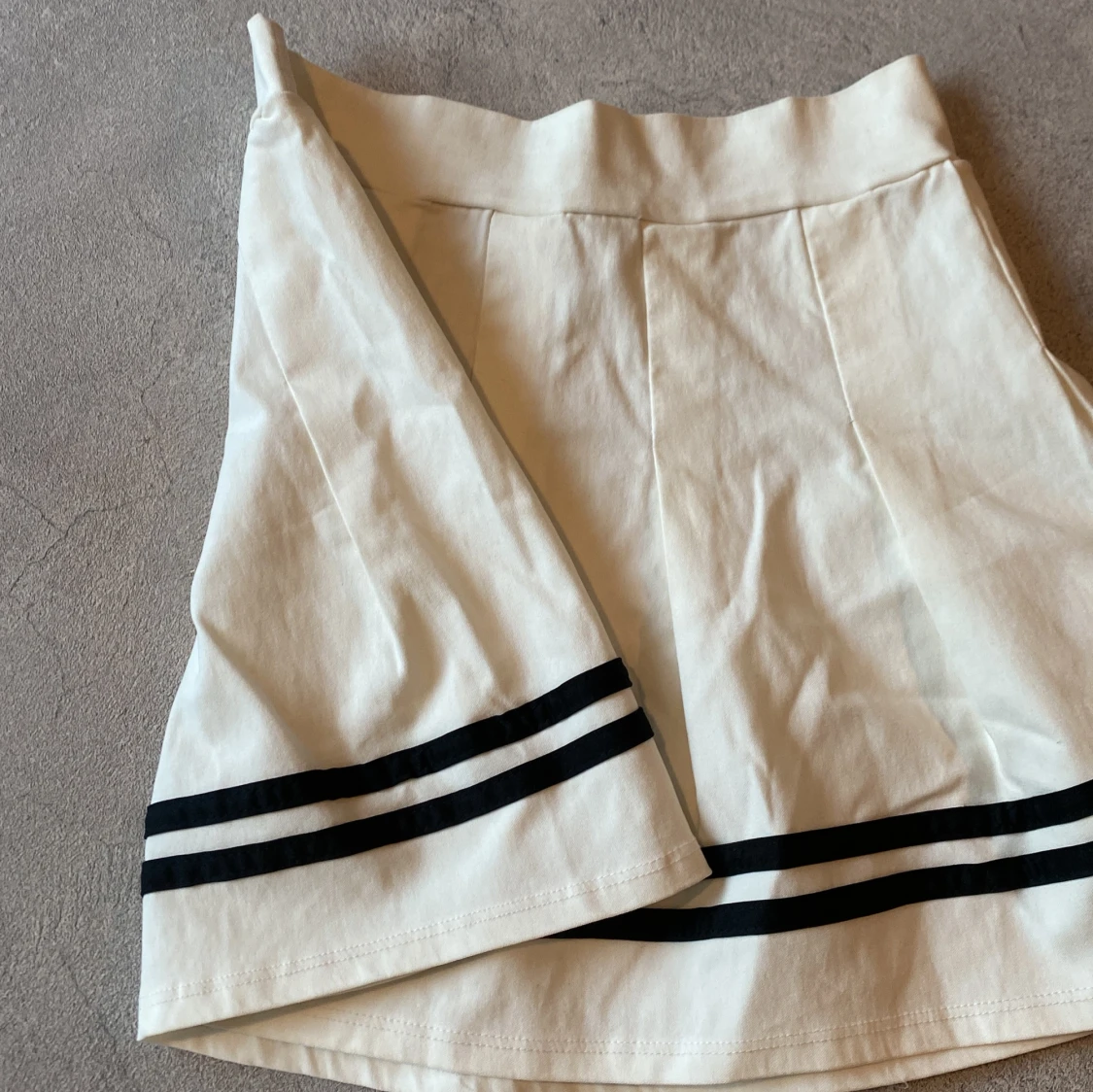 Vit kortkjol med svarta ränder - 2