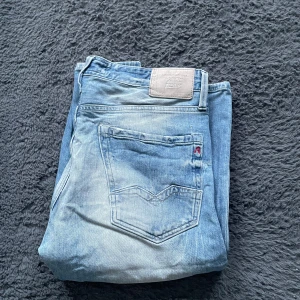 Replay jeans  - Snygga ljusblå jeans från Replay med en klassisk femficksdesign. De har en slim passform och är tillverkade i jeansmaterial. Perfekta för en avslappnad stil med en touch av trend.