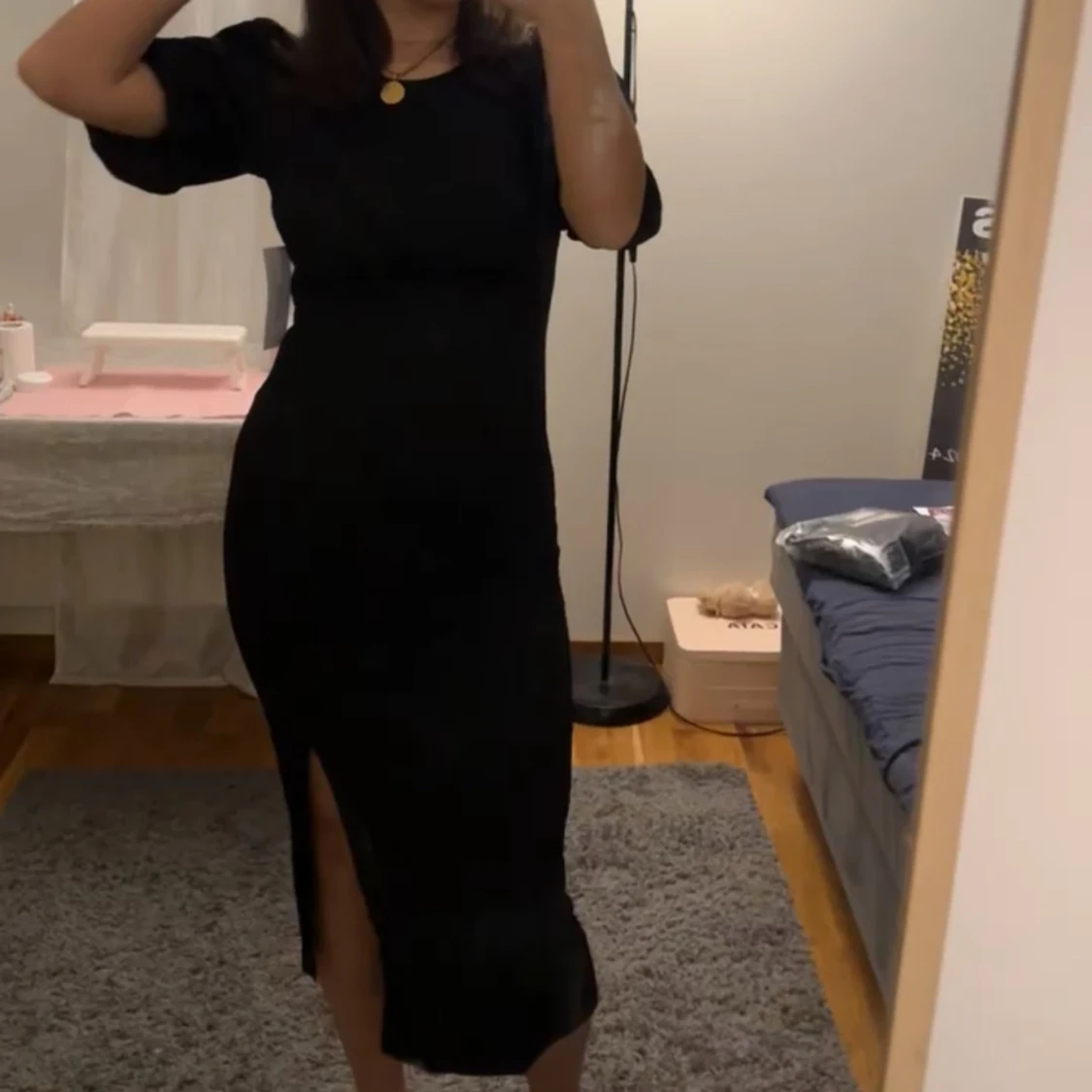 Helt ny Svart klänning med slits