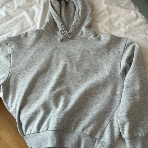 Grå hoodie - Grå hoodie i storlek xs. Den är använd men har nästan inga tecken. Den har inga defekter. 