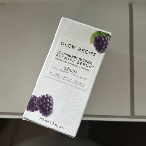 Blackberry Retinol Blemish Serum från Glow Recipe - Upptäck Glow Recipe's Blackberry Retinol Blemish Serum, ett serum med retinol och björnbärsextrakt för att förbättra hudens textur och minska blemmor. Kommer i en snygg lila flaska på 30 ml. Endast testad. Minst 90% kvar. 