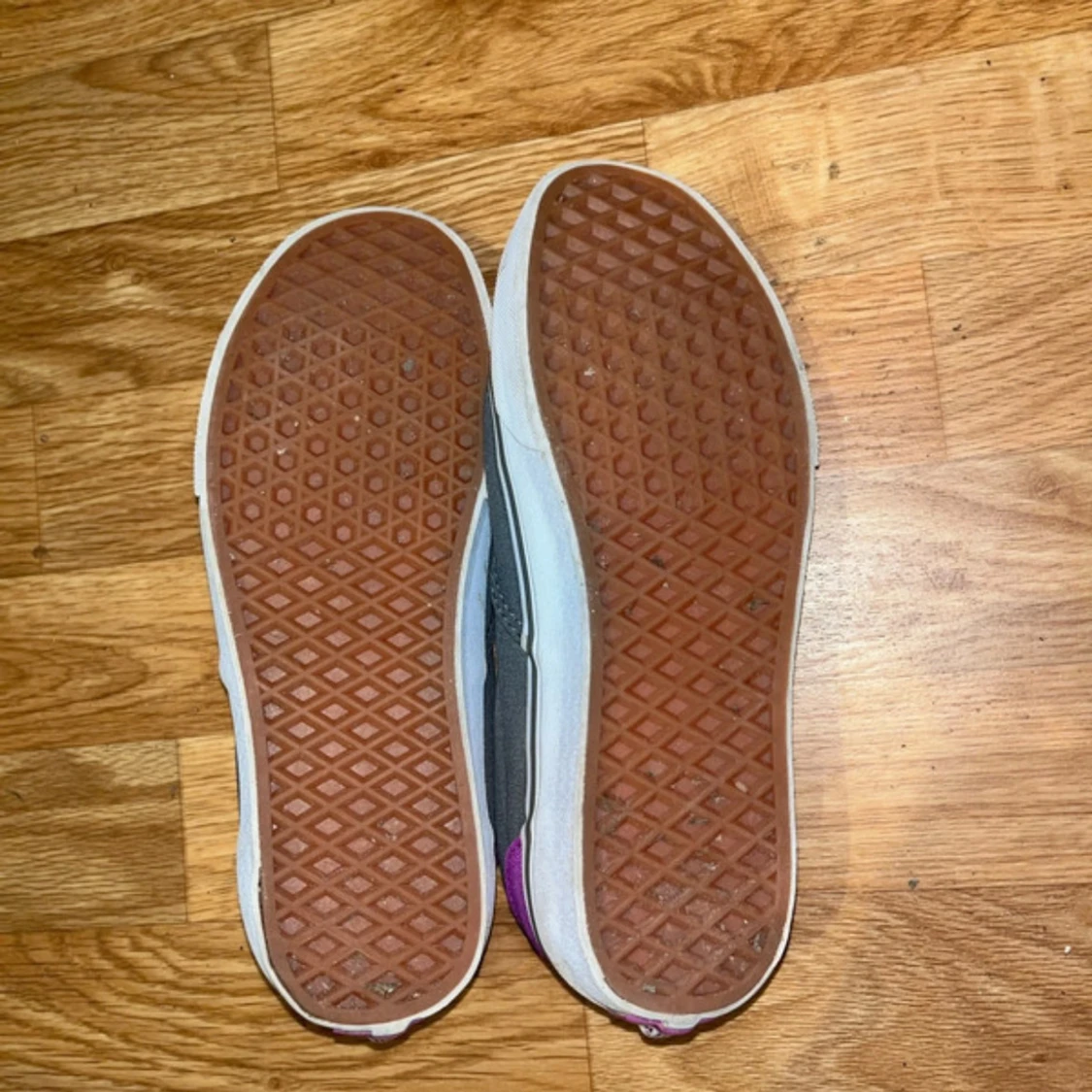 Grå och lila sneakers från Vans - 4