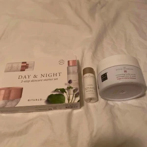 Rituals set - Ett 3-stegs hudvårdsset från Rituals med dag- och nattkräm ikl en sminkbortagning. Inkluderar även en body scrub med doft av ris och körsbärsblomma. Perfekt för att ge huden näring och fukt.