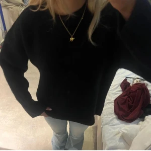 Svart stickad tröja - Väldigt skön svart stickad tröja som jag själv köpt här på Plick men kom inte till någon vidare användning🥰