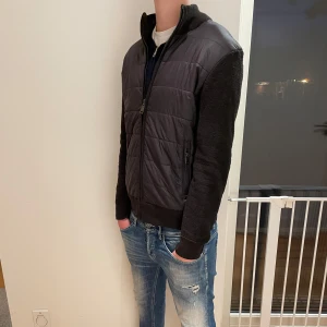 Polo Ralph lauren cardigan  - Säljer nu denna otroligt snygga polo Ralph lauren cardigan i en grå/svart/brun aktiv färg som passar till alla årstider, skriv för fler bilder/frågor🙌🏼