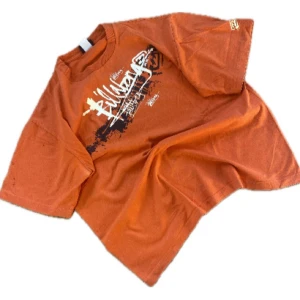 Cropped billa bong t shirt - Boxy billa bong Tisha med en baggy eller cropped passform. Riktigt skön till sommaren. Ganska sol blekt.  Storlek XL men är kortare och tajtare i halsen än en storlek XL. Skulle säga runt medium. Men kommer passa om man har storlek XL men då kommer den passa lite tajtare.