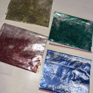Glitter - Set med glitter i fyra olika färger: guld, röd, grön och blå. Perfekt för att skapa en dramatisk look med mycket skimmer. Perfekt för både smink, pyssel och naglar! Varje färg kommer i en separat förpackning.  PRISET ÄR FÖR ALLT!