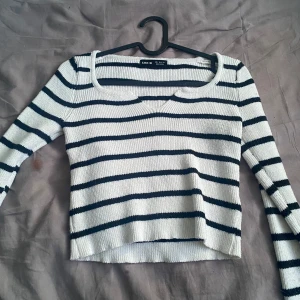 Randig ribbad tröja från Shein - Säljer en snygg randig tröja från Shein i vitt och svart. Tröjan är ribbad med långa ärmar och en croppad passform. Perfekt för en stilren look! Passar jätte bra till både vår och hösten eftersom de inte är för varm eller för kall