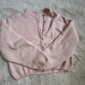 Rosa kofta från Gina Tricot - Säljer en söt rosa kofta från Gina Tricot i storlek S. Koftan har knappar framtill och är perfekt för en mysig dag. Den är tillverkad i ett mjukt material. 