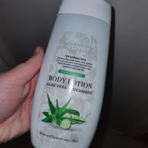 Body Lotion - Gunry body lotion med aloe vera och gurka, perfekt för normal hud. Återfuktar och ger en fräsch känsla. Flaskan innehåller 300 ml och är tillverkad av återvunnen plast. Helt ny!