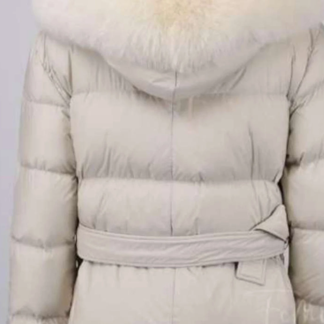 Beige dunjacka med pälsdetalj - 1