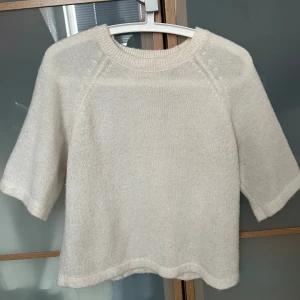 Vit trekvartsärmad stickad ulltröja - Jätte fin crémevit stickad tröja från selected femme perfekt nu till våren!