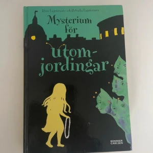 Mysterium för utomjordingar - Boken 'Mysterium för utomjordingar' av Rose Lagercrantz och Rebecka Lagercrantz är en mysterieberättelse för barn. Den handlar om Humlan som drömmer om att bli detektiv och måste lösa ett mysterium med hjälp av utomjordingar. Boken har en spännande och fantasifull handling med illustrationer som förstärker berättelsen.