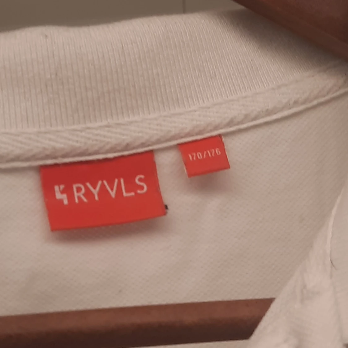 Vit pikétröja från RYVLS - 2