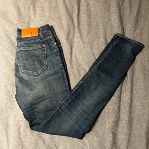 Tiger Of Sweden Jeans - Säljer nu ett par fina Tiger Of Sweden Jeans, strl 30. Midjemått, 74 cm. Hör av er vid funderingar!