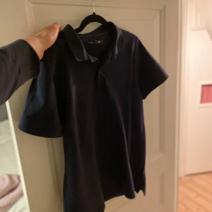 Marinblå Piké - Bra skick  - Säljer en marinblå Piké i gott skick. Säljes riktigt billigt! Vid funderingar eller fler bilder så är det bara att kontakta mig! Kolla även in min sida. Säljer kläder sjukt billigt och då har du chansen att köpa bundles🤩Med vänlig hälsning, 👋 