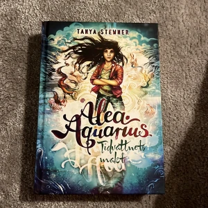 Alea Aquarius: Tidvattnets makt - Fjärde delen i berättelsen om havsflickan Alea. Boken handlar om Aleas äventyr och kampen mot tidvattnets makt. En spännande fantasyberättelse fylld med magi och mystik.