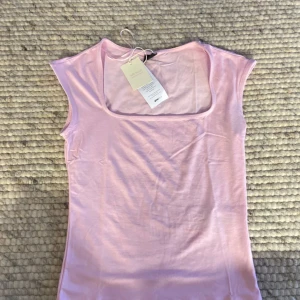 Rosa topp från Gina Tricot - En super fin mjuk rosa topp från Gina tricot, den är helt oanvänd! Perfekt i vår och sommar, är slut online💕