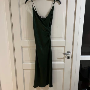 Mörkgrön klänning - Superfin satin liknande klänning! Justerbara band med slits nertill🖤