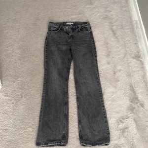 Grå jeans från Denim Rebel - Snygga grå jeans från Denim Rebel med en klassisk straight fit. De har en dragkedja och knapp framtill samt två bakfickor. Perfekta för en avslappnad stil.
