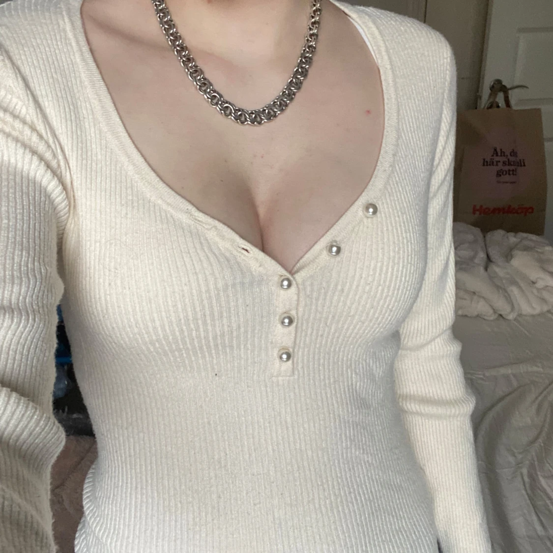 Vit ribbad tröja med knappar