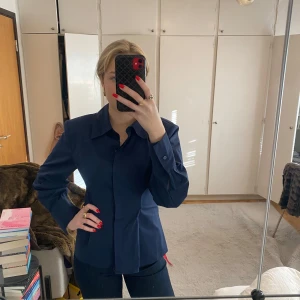 Mörkblå skjorta - Skjorta med tajt midja från Ginatricot