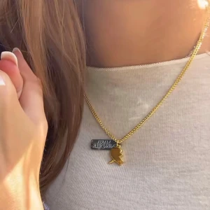 INTRESSEKOLL maria Nilsdotter halsband guld hjärta med pil - Intressekoll på det super eftertraktade hjärthalsbandet från Maria Nilsdotter. Helt nytt!! Etikett är kvar/plombering. Man får med box och allt sånt 💕längd 45cm, guld, vänstra halvan. säljer inte för under 2000kr.