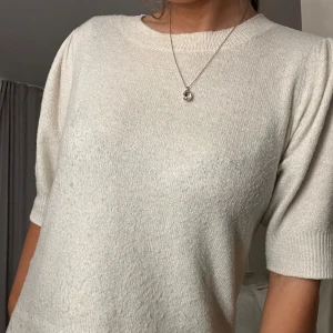 Kortärmad stickad tröja - Kortärmad stickad tröja från Only, använd ett fåtal gånger