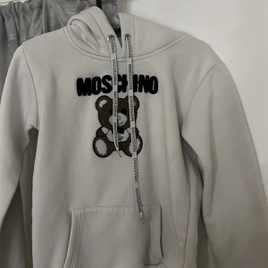 Vit hoodie från Moschino  - vit hoodie från Moschino med ett gulligt björnmotiv. Aldrig använd och har ingen lapp men storleken ligger mellan xs/s