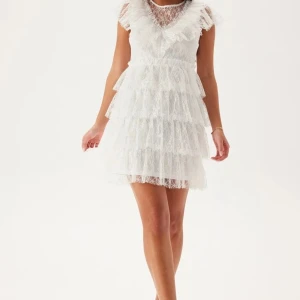 Studentklänning - helt ny! - Jag säljer nu denna underbara klänning som jag tänkte ha till studenten🙌🏼Den är oanvänd och har lappen kvar! Säljer då jag hittat en annan jag ska ha🤗Nypris: 899kr, pris kan diskuteras :)