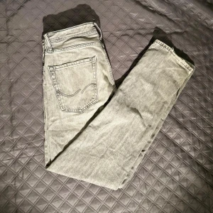 Jeans Jack&Jones - Ett par ljusgråa jeans från Jackk&Jones i rak passform (Lopes, Chris). Storleken är 29 i bredd och 32 i längd. Hör av dig vid funderingar!