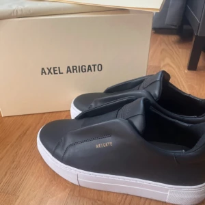 Svarta sneakers från Axel Arigato - Hej! Säljer nu mina Arigatos pga ett de ej kommer till användning, anväda en gång. Priset är ej hugget i sten samt mer info vid intresse, tveka inte på att höra av dig!