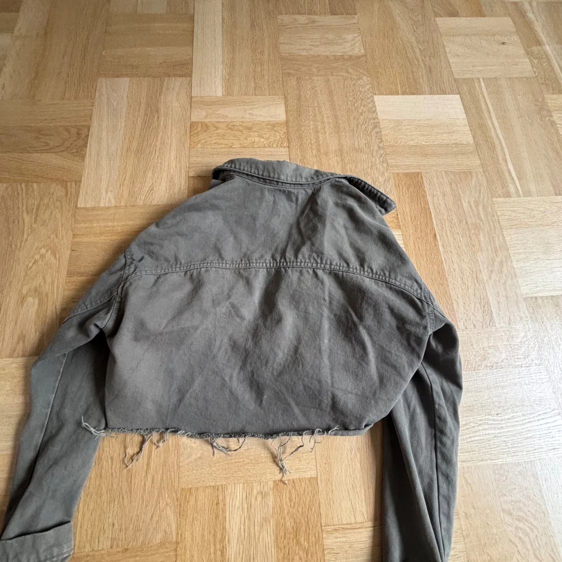 Grå croppad jacka med fransar