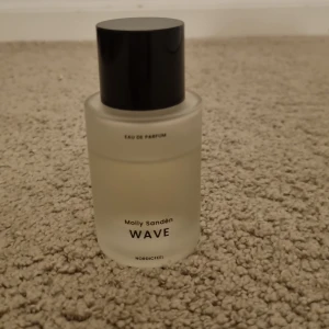 Molly Sandén Wave Eau de Parfum - Säljer en elegant Molly Sandén Wave parfym går inte att få tag på längre tyvärr så den är limited edition och har inte använt mycket alls och köp via postnord.  Kostar 599kr orginalt säljer för 390kr