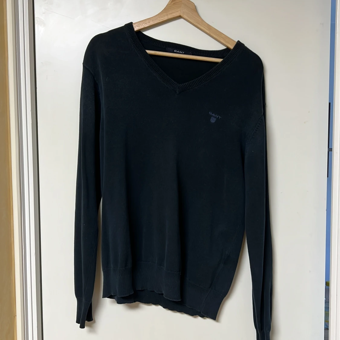 Mörkblå v-ringad tröja från Gant