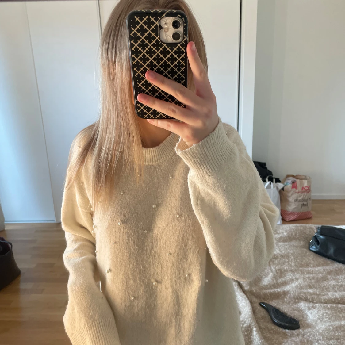 Vit stickad tröja med pärlor