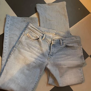 Ljusblå jeans från Diesel - Ljusblå Lågmidjade bootcut jeans från Diesel. En gammal Vinted modell vilket man kan se på etiketten. Superbra skick❤️ midjemåttet är ca 42cm och Innerbenslängden är ca 75cm. Jag är 168cm