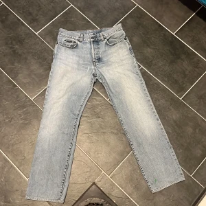 Calvin Klein Jeans - Småpassande Calvin Klein Jeans W31 och L34 med klassisk femficks design. Har lite grön färg på framsidan (sista bilden) men är i bra skick.