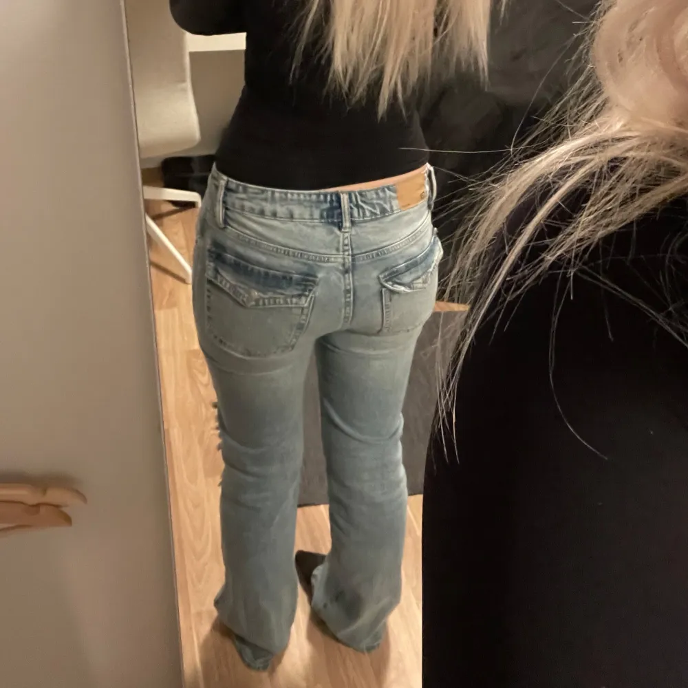 Blåa 90s boot jeans från 157. Storlek S Full lenght. De har en lågmidjad passform och en bootcut-stil. Använda få gånger därav ny skick. Nypris 400kr. Farkut & Housut.