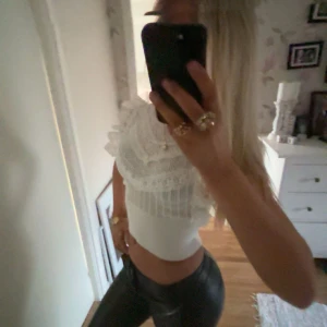 Vit spetsblus - Säljer en söt vit spetsblus med korta ärmar och fina spetsdetaljer. Söt till sommaren!!❤️‍🔥❤️‍🔥 köpt på plick