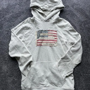 Grå hoodie från Ralph Lauren - Säljer en grå hoodie från Ralph Lauren i storlek L. Tröjan är i felfritt skick.