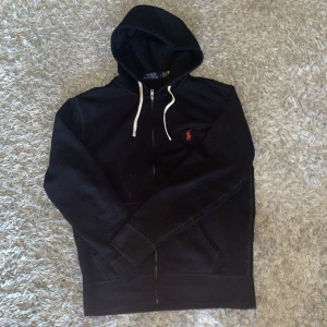 Svart hoodie från Polo Ralph Lauren - Säljer min Ralph lauren zip då jag helt enkelt inte använder den. Köpt på season a6 i Jönköping. kvitto från köpet finns. Den är helt ny använd 2 gånger. Tror jag har kvar taggarna nånstans. Pris kan diskuteras vid en snabb affär. Självklart äkta.