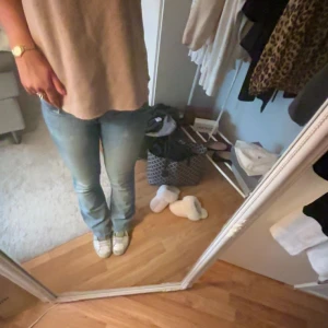 Blå jeans från Replay - Säljer ett par snygga blå jeans från Replay. De har en klassisk design med knapp och dragkedja framtill. Perfekta för en avslappnad stil. Passar mig tyvärr inte längre i midjan men passar längden för mig som är 167 cm!!