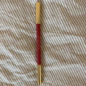  läppenna från Sweed - Charmig läppenna/lipliner från sweed i färg lou lou❤️nypris 225