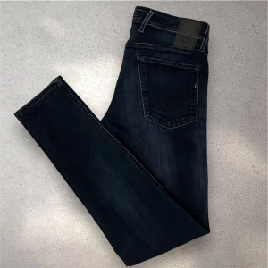 Replay anbass jeans - Säljer ett par mörkblå jeans från Replay. Storlek S. Finns för avhämtning i Uppsala eller frakt via Plick, skriv vid frågor!