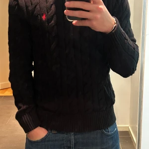 Ralph Lauren stickad tröja  - Tjena, nu säljer jag den här feta Ralph Lauren tröja eftersom den passar inte riktigt min stil längre. Har använt den få gånger och den är i väldigt bra skick. Priset kan diskuteras vid snabb affär. Hör av dig vid frågor eller funderingar. 