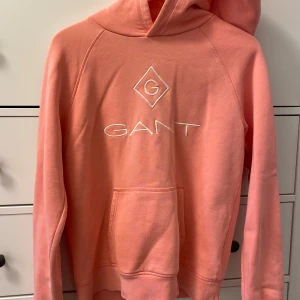 Rosa hoodie från GANT - Säljer en snygg rosa hoodie från GANT med broderad logga på bröstet. Stl 176. Sparsamt använd, mycket fint skick.